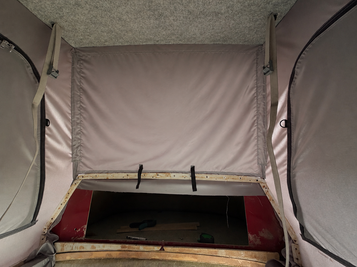 Lona de techo elevable vista desde el interior de la camper
