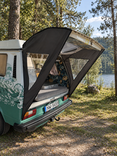 Osłona przeciwwiatrowa założona na otwartą klapę tylną VW T3