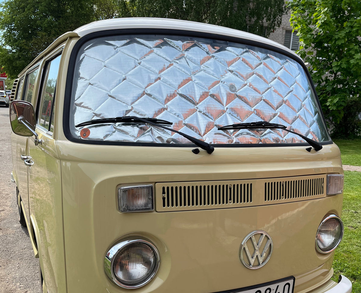 Beżowy bus VW T2 z założonym panelem izolacyjnym na szybie przedniej